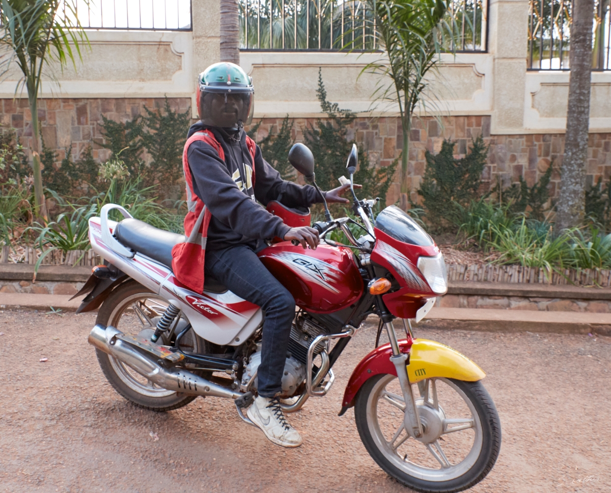 Nom : 2019-08-10-033880-Kigali-1200-Taxi-moto.jpg
Affichages : 3749
Taille : 934,6 Ko